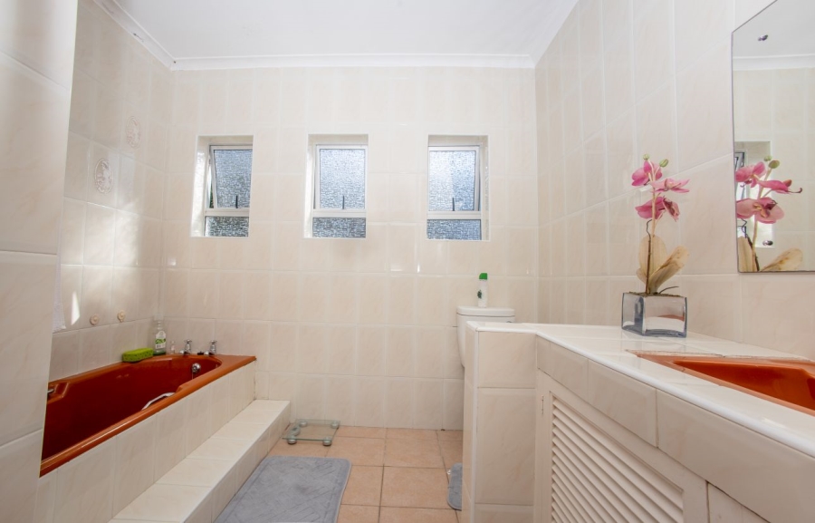 To Let 5 Bedroom Property for Rent in Beacon Bay Eastern Cape
